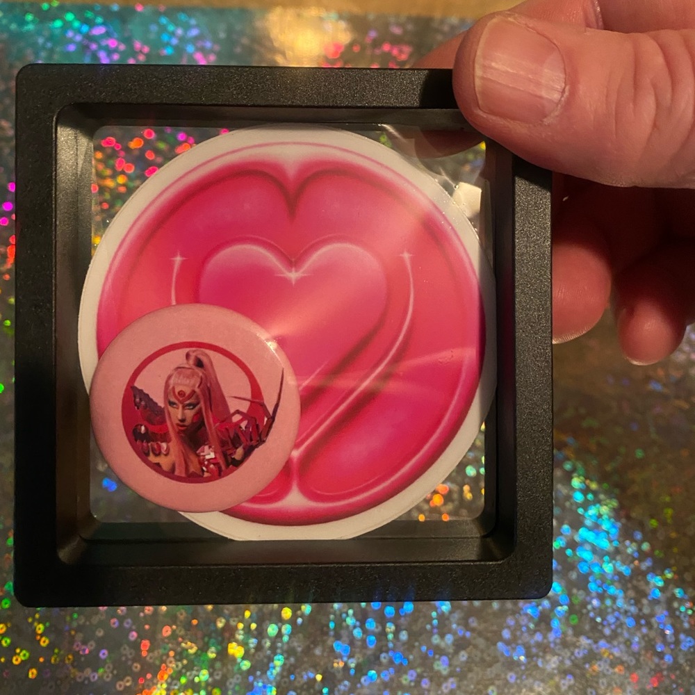 LADY GAGA PROMO STUPID LOVE HEART STICKER & PIN SET MINT !!